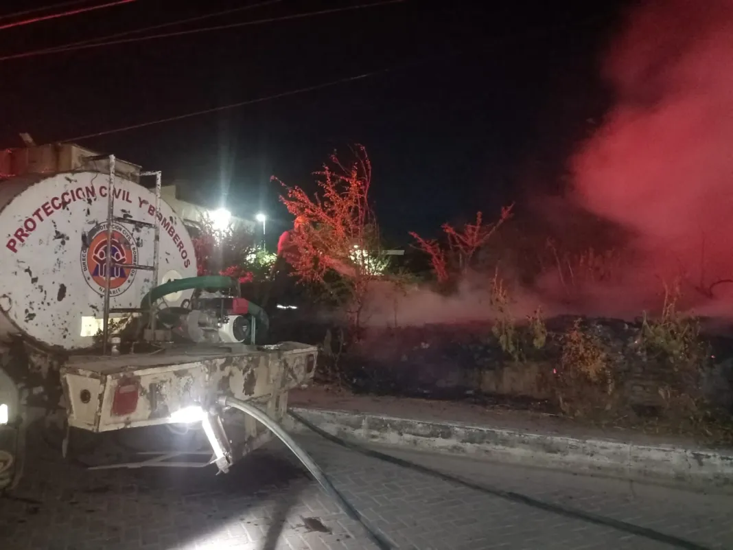 Bomberos controlan incendio de pastizal en Acaponeta